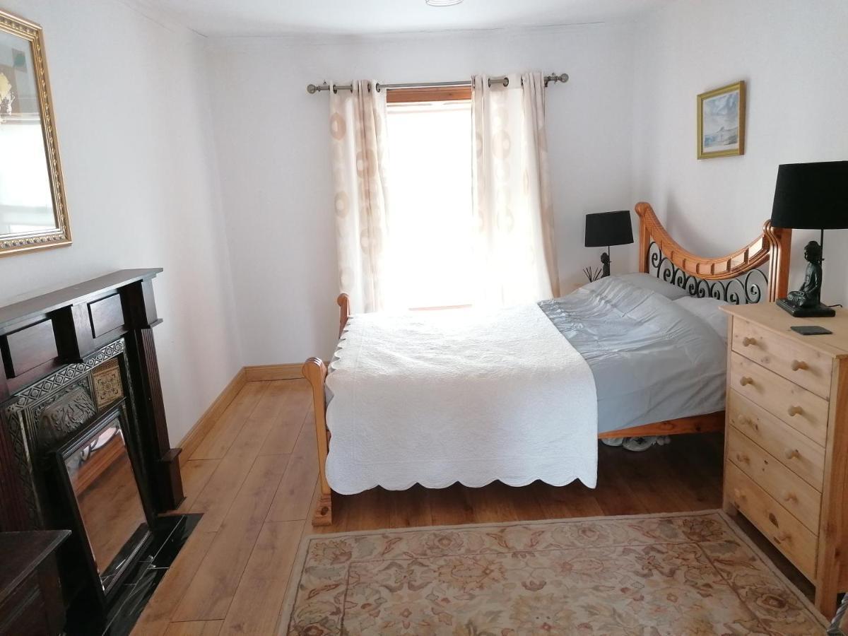 Ferguson'S Traditional Townhouse Dunkineely Bagian luar foto